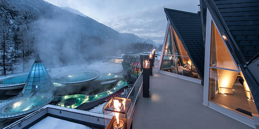 Outdoor Wasserschalen mit heißem Wasser und romantischer Beleuchtung