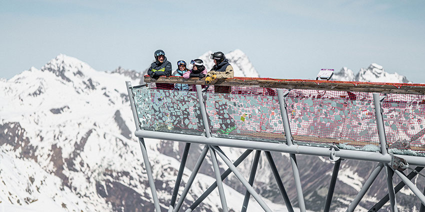 Umgeben von der Winterbergwelt auf einer Aussichtsplattform im Skigebiet Sölden