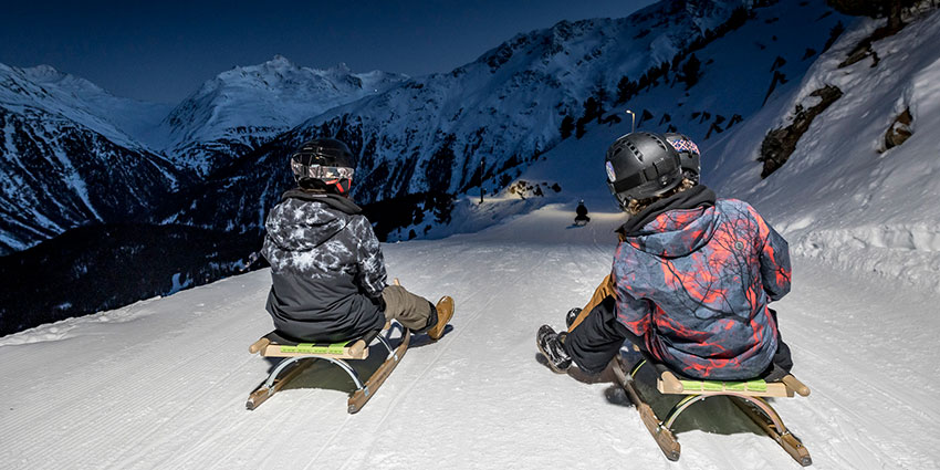 Nachtrodeln in Sölden mit beleuchteter Rodelbahn und viel Schnee