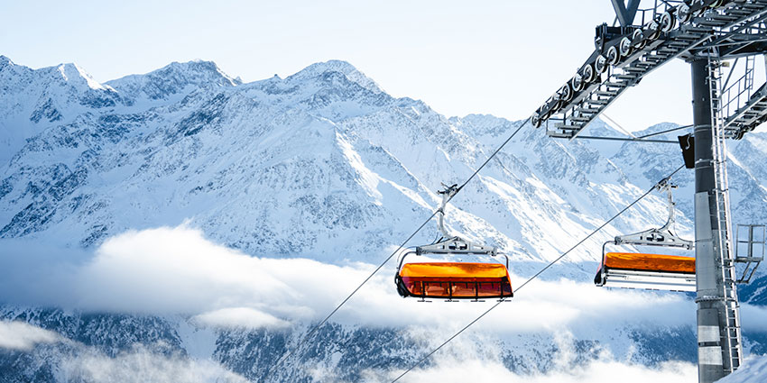 Moderne Skilifte inmitten einer traumhaften Winterlandschaft