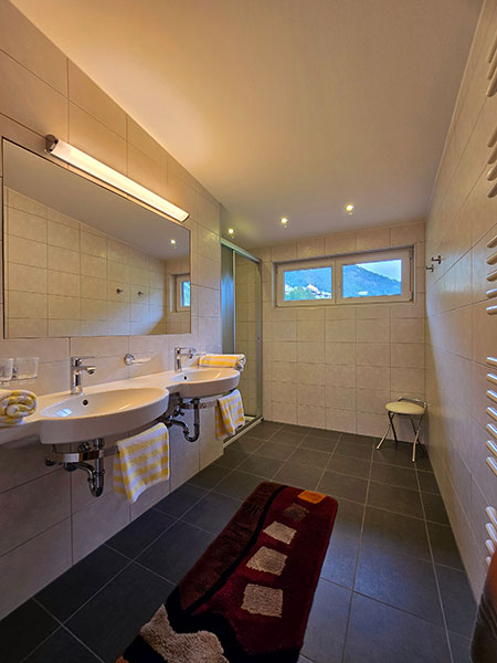 Geräumiges Badezimmer mit Doppelwaschbecken, Dusche, Fenster, schöner Aussicht, Handtuchtrockner bzw. Badheizung