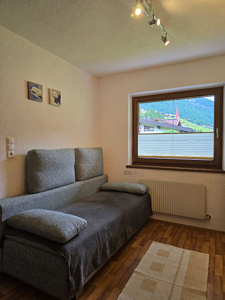 Couch in der Ferienwohnung lädt zum Chillen, Lesen und auf ein Nickerchen ein