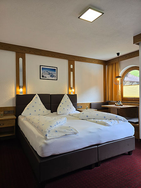 Bett im zweiten Schlafzimmer der großen Ferienwohnung