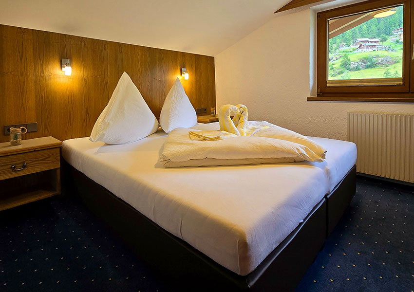 Boxspringbett im Schlafzimmer der Ferienwohnung für zwei bis drei Personen