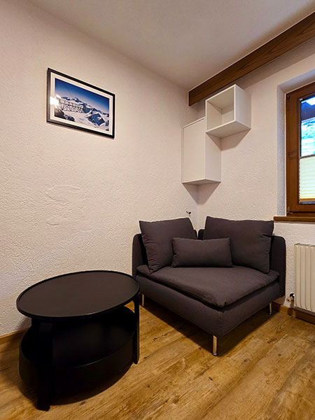 Sofa mit Beistelltisch zum gemütlichen Sitzen und Chillen