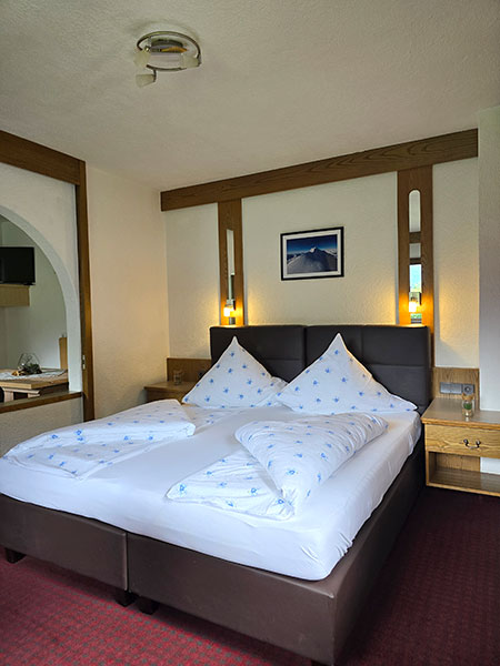 Bett im Schlafzimmer des Hauptzimmers der großen Ferienwohnung für 2-5 Personen